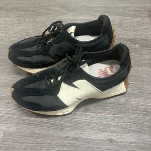 Black & White New Balance 327